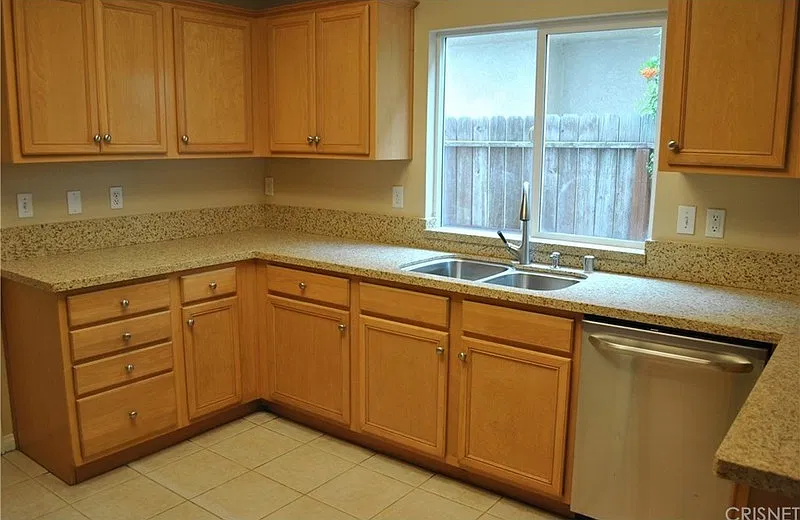1 bed, 1.5 bath, 210 sqft, $1,100 — Photo 3