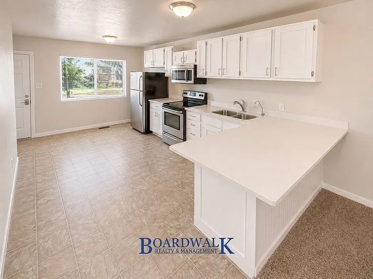 325 E Baird Cir — Photo 6