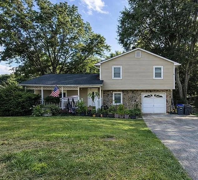 1136 Samuel Dr — Photo 1