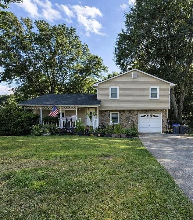 1136 Samuel Dr