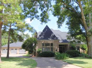 136 Strawberry Dr, Lake Jackson, TX 77566