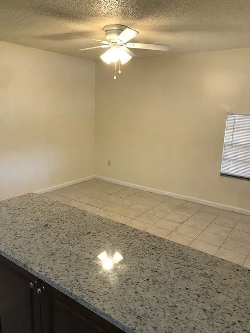 1/1 Efficiency Apartment W/ Lake View And Water/Electric Included! Furnishings Available! — Photo 3