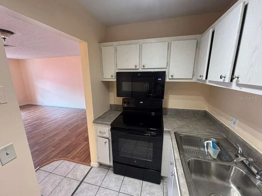 1 bed, 1.0 bath, 656 sqft, $1,300 — Photo 3
