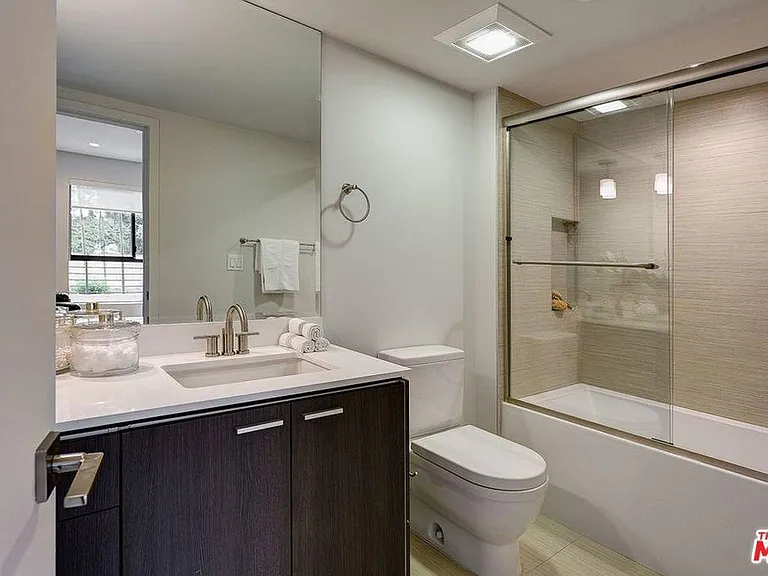 1306 N Orange Dr — Photo 9
