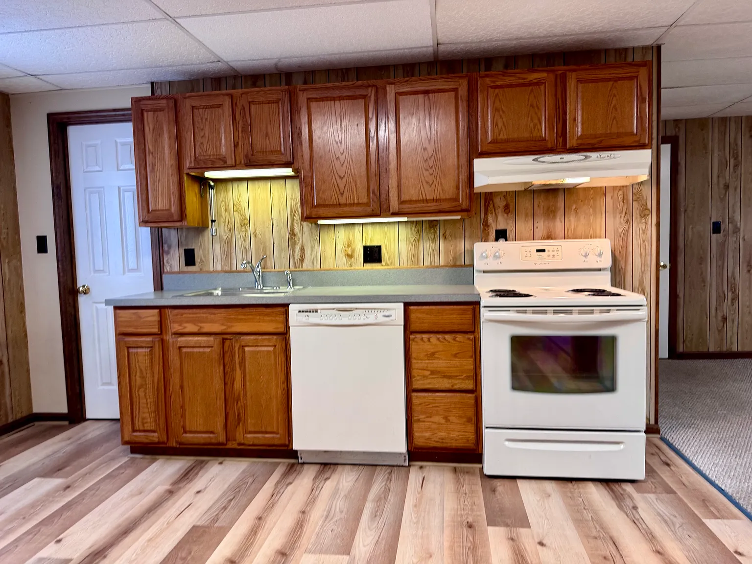 1 bed, 1300 sqft, $1,300 — Photo 3