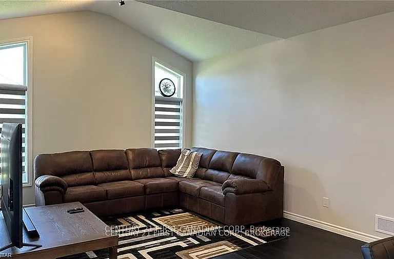 63 Royal Cres — Photo 13