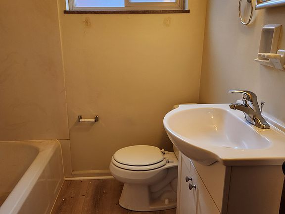 5th image of 1666 Westwood Ave #D