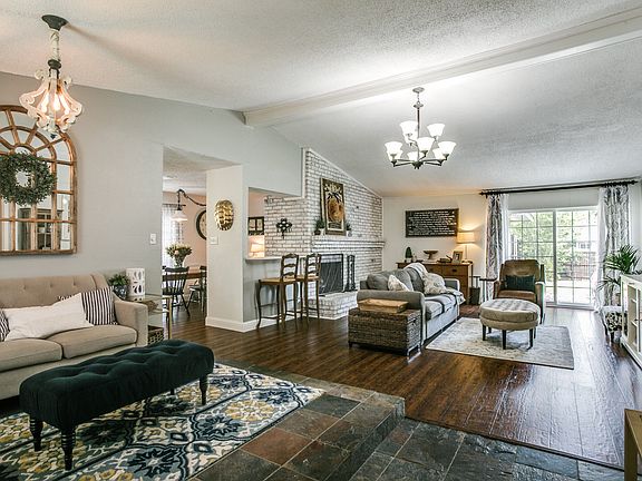 3rd image of 1606 Versailles Dr