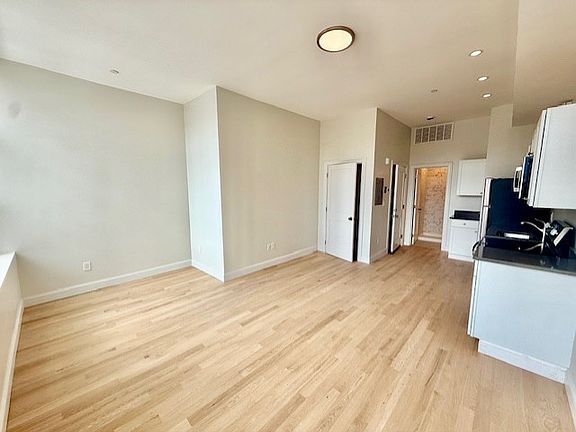3rd image of 204 Hanover St #2F