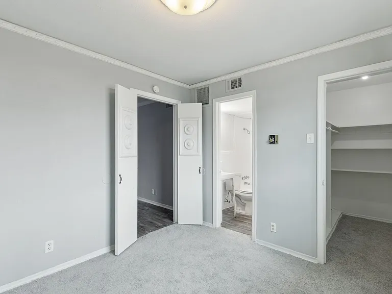 409 E 9th St — Photo 3