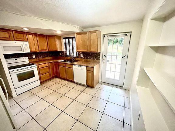 5th image of 610 Northmoor Ave N