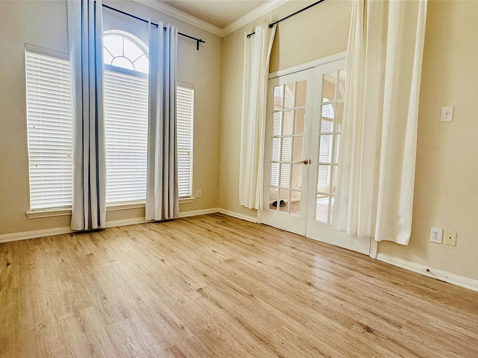 4 bed, 2.0 bath, 2451 sqft, $2,400 — Photo 3