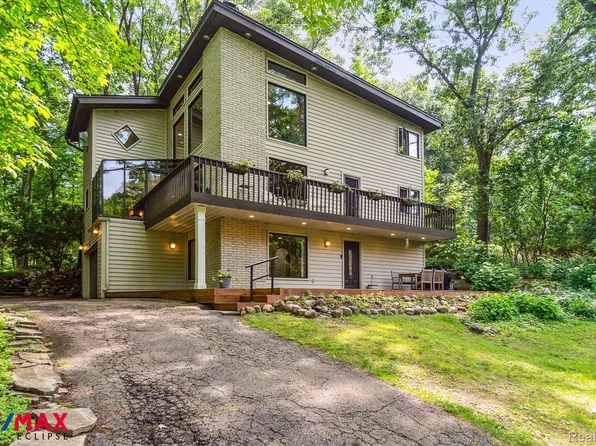5405 Possum Ln, Orchard Lake, MI 48324