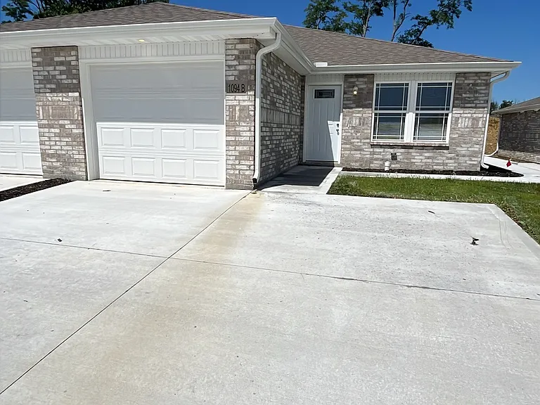 1094 Pebblecreek Dr #B — Photo 1