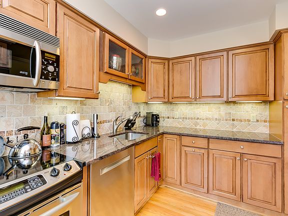 Kitchen w/ Granite