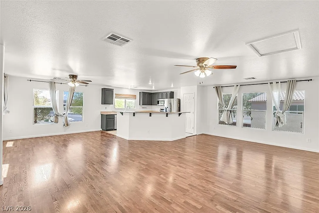 4 bed, 3.0 bath, 2318 sqft, $2,650 — Photo 3