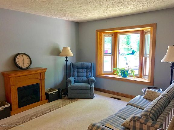 3rd image of 4134 Chaucer Cir