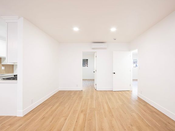 2nd image of 926 N Hudson Ave APT 6