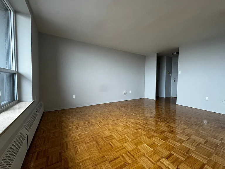 1219 Dundas St W — Photo 35