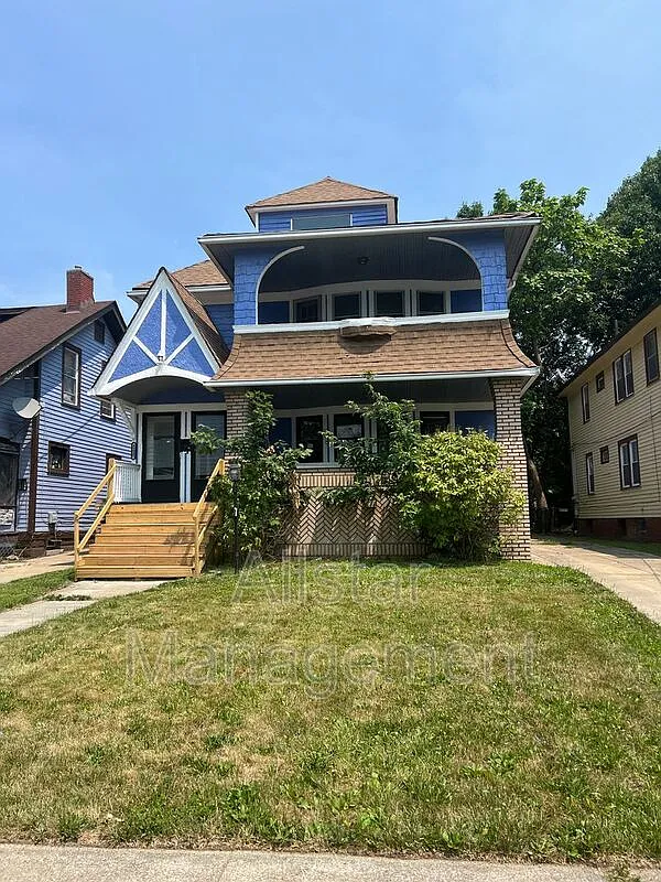 4 bed, 1.0 bath, 1200 sqft, $1,250 — Photo 1