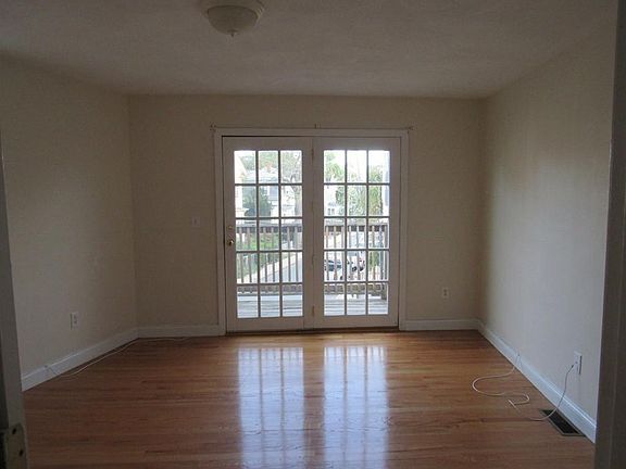 3rd image of 225 Salem St #225