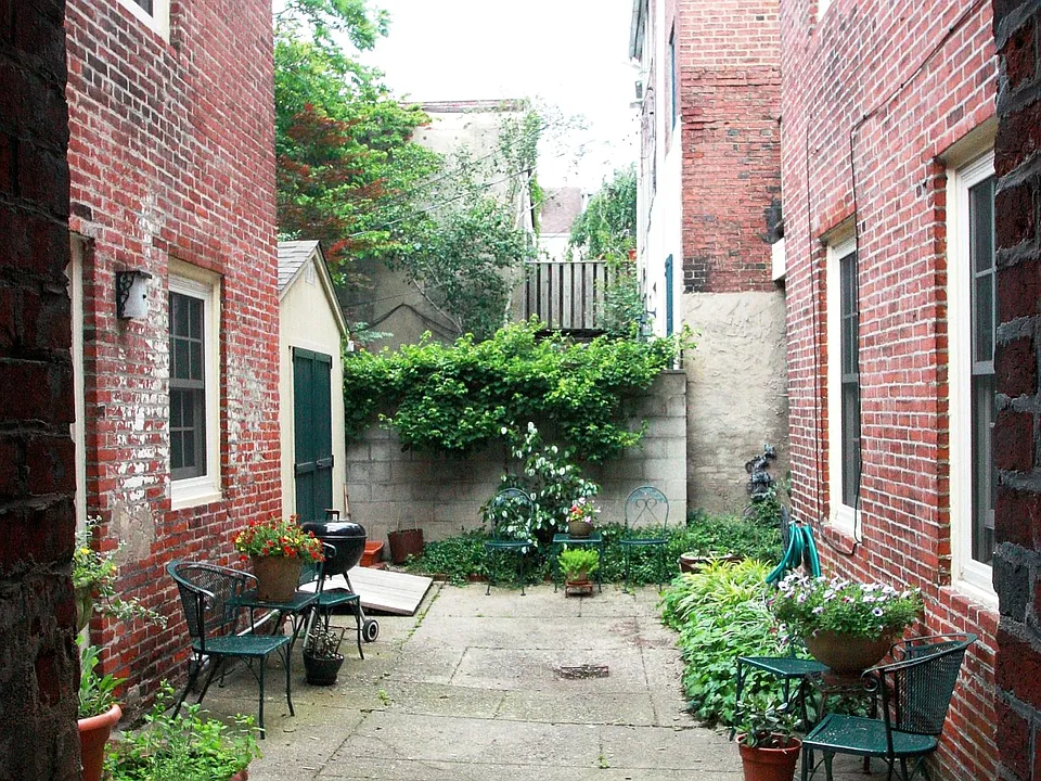 Common Area Courtyard with Laundry & Trash Room