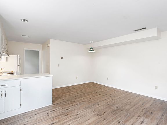 5th image of 908 Fairfax Ave APT 3