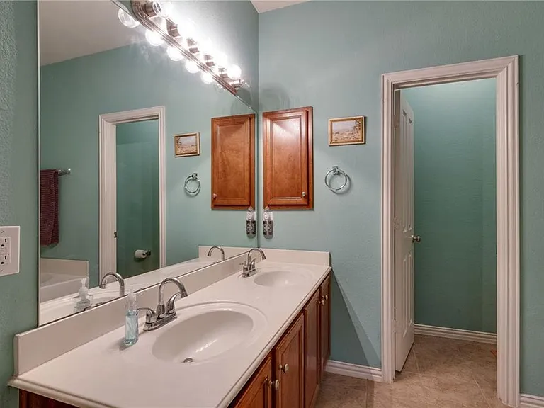 708 Creekside Dr — Photo 15