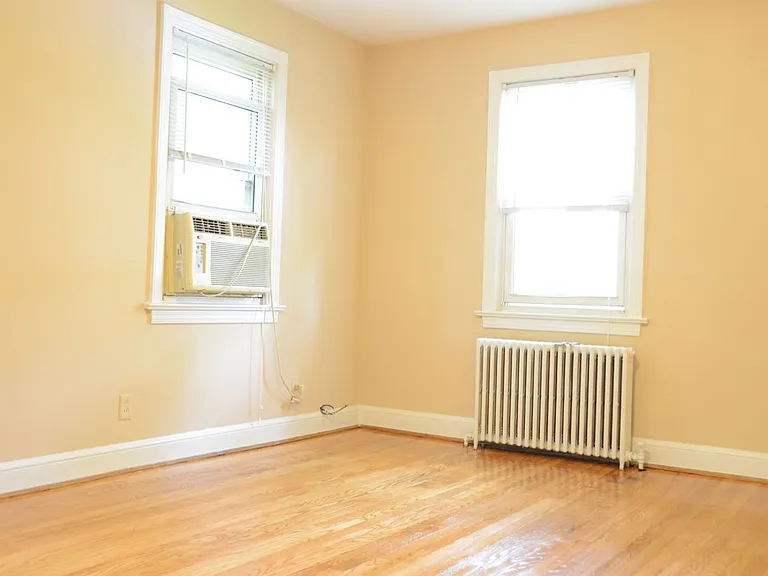 8210 Greenwood Ave — Photo 3