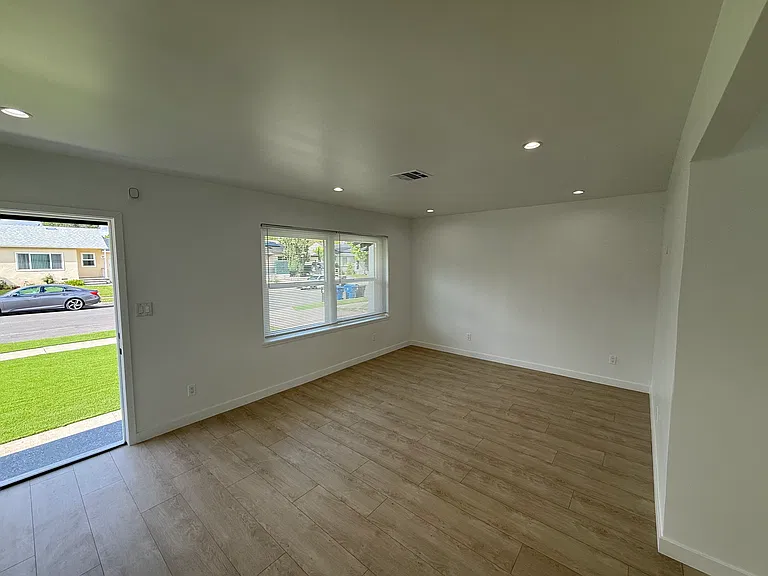 16918 Bassett St — Photo 7