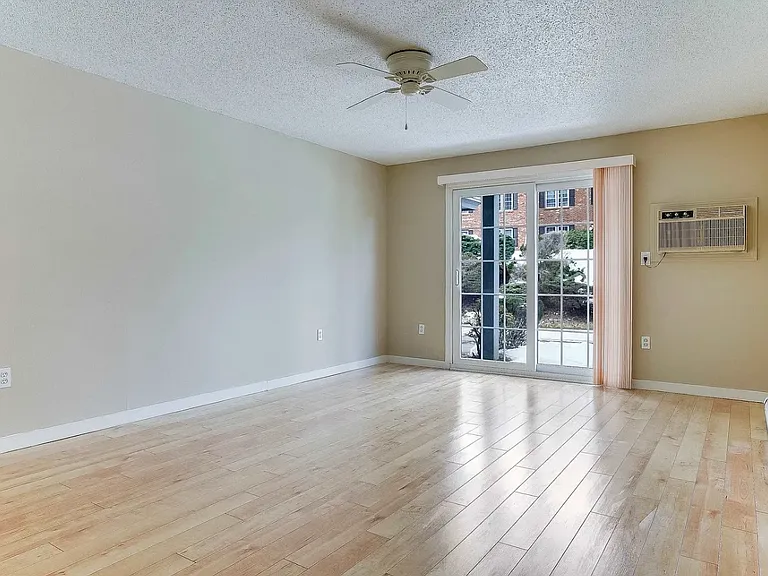 14 Northbrook Dr — Photo 2