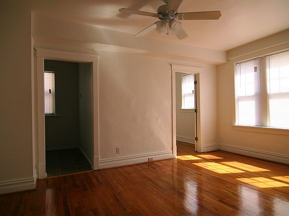 3rd image of 4415 Pershing Ave #8735155