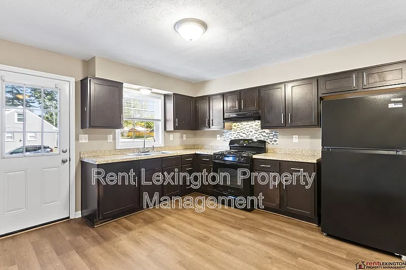 4 bed, 1.0 bath, 1361 sqft, $1,700 — Photo 2