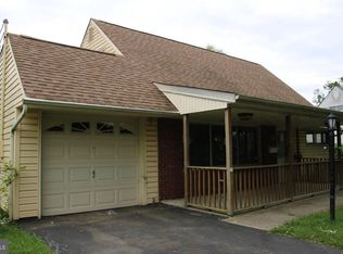 22 Kingapple Ln, Levittown, PA 19055