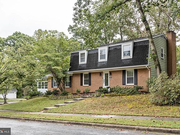 2nd image of 1301 Hawkins Ln