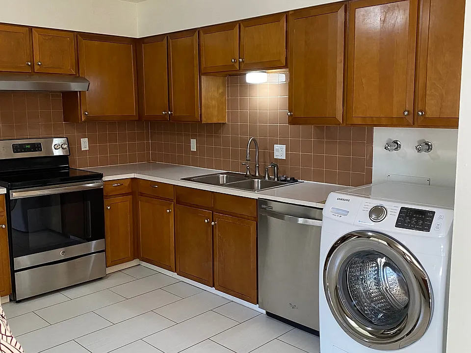 700-718 E Myrtle St #708