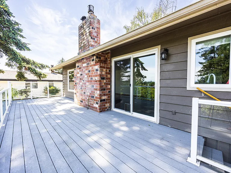 8142 Comox Rd — Photo 4