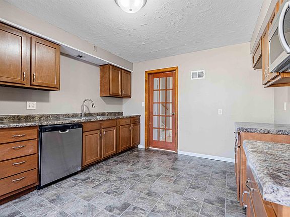 5th image of 123 N Oak Knolls Ave