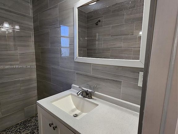5th image of 2610 Grant St #1