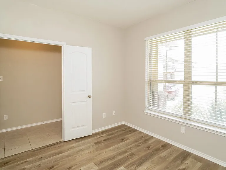 9719 Belmore Cv — Photo 15