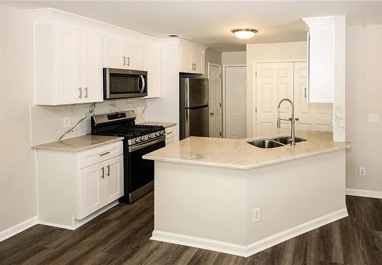 121 Stoneforest Dr — Photo 12