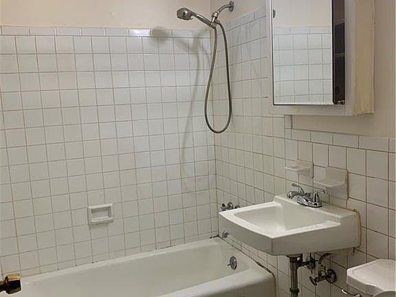 4th image of 126 Biruta St #C1
