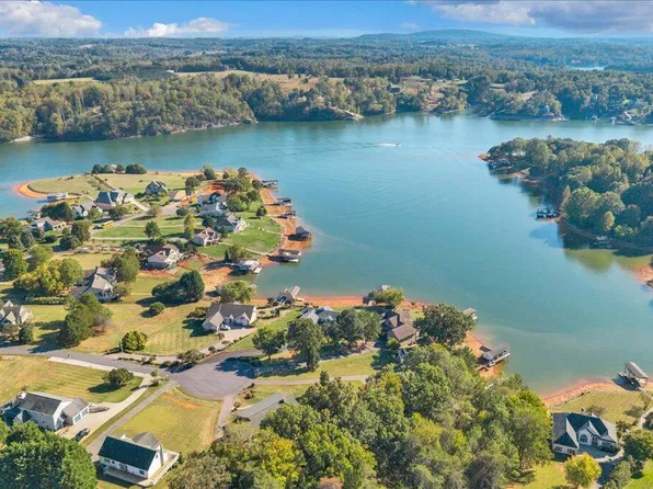 95 Royal Ct, Wirtz, VA 24184