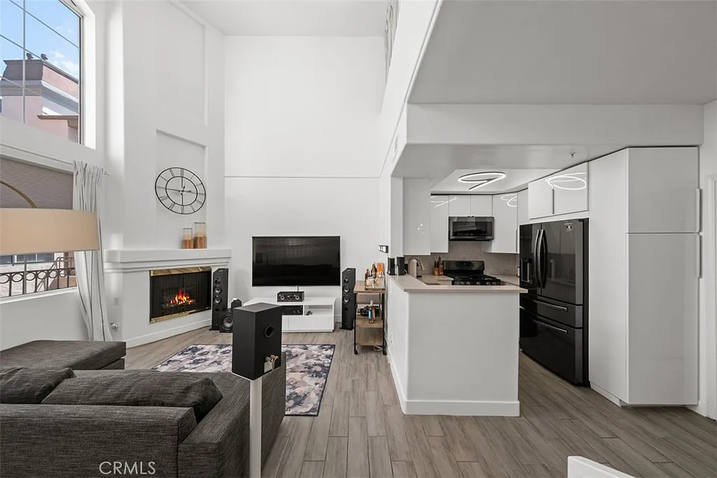 1 bed, 860 sqft, $3,000 — Photo 3