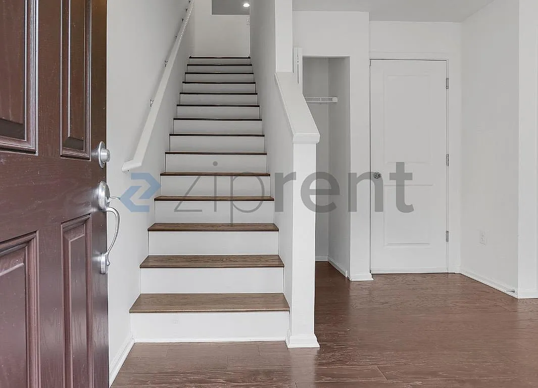2 bed, 2.5 bath, 1300 sqft, $2,800 — Photo 3