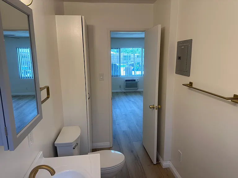 Sussex House Apartments — Photo 45