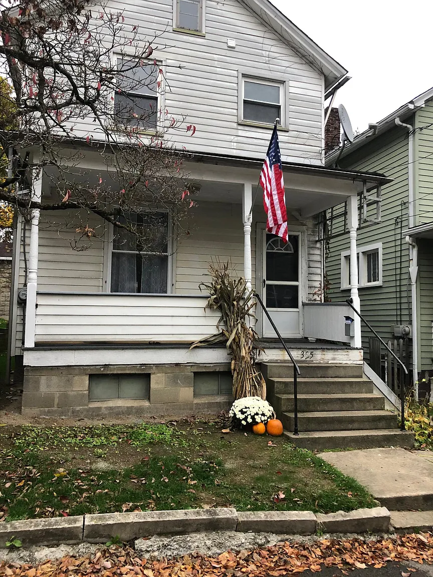 325 School St photo 1