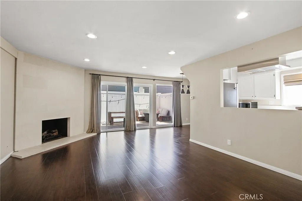 3 bed, 1336 sqft, $4,700 — Photo 2