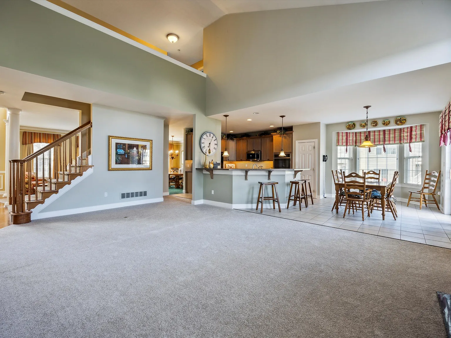 3 bed, 2.5 bath, 3918 sqft, $3,950 — Photo 3