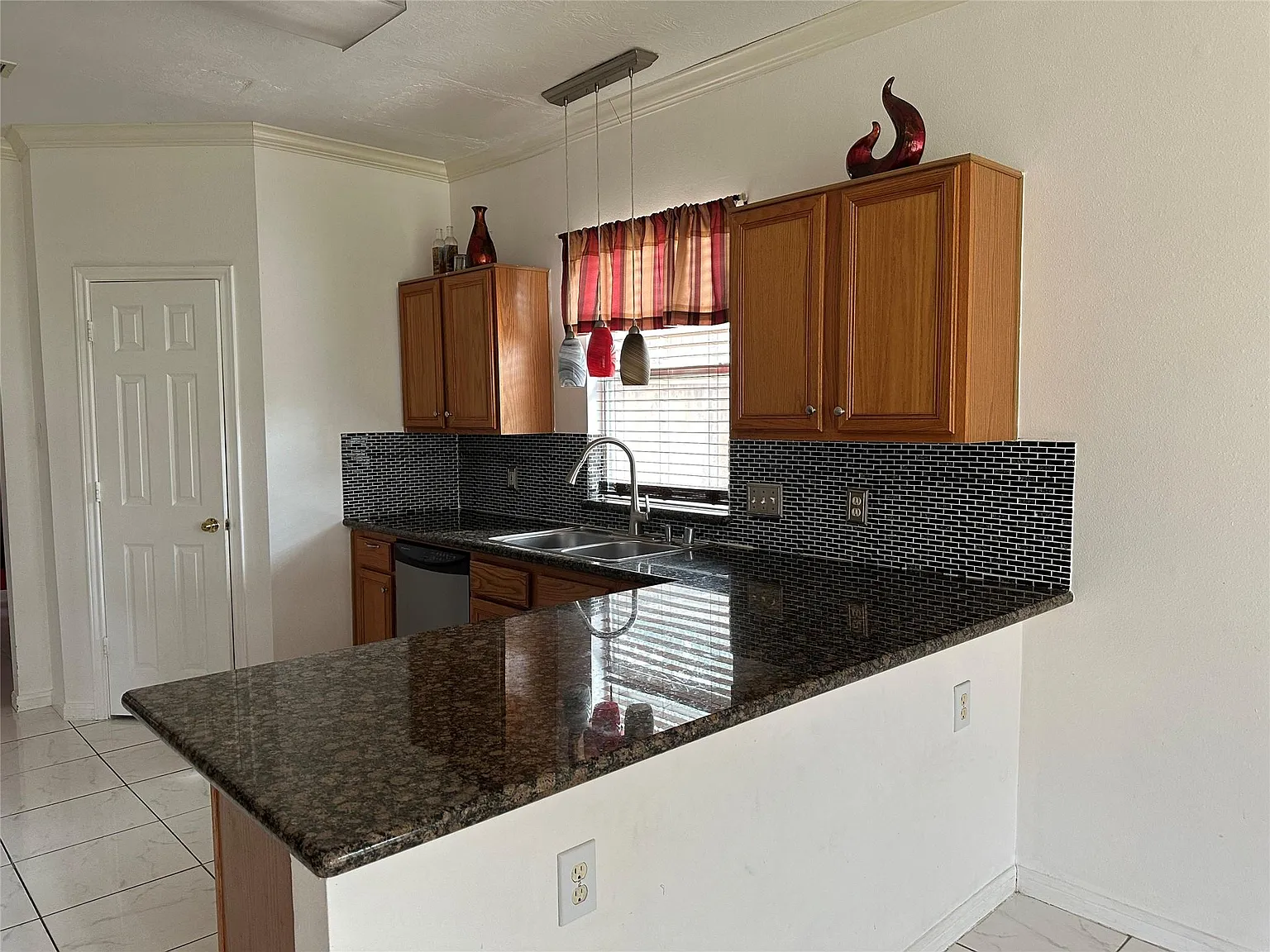 4 bed, 2.5 bath, 2409 sqft, $2,000 — Photo 4
